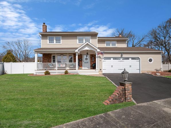 32 Kent Court, West Islip, NY 11795