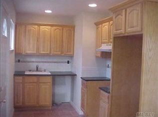 1696 N Gardiner Dr, Bay Shore, NY 11706