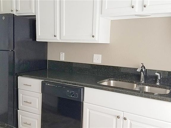 3rd image of 829 Woodland Ct