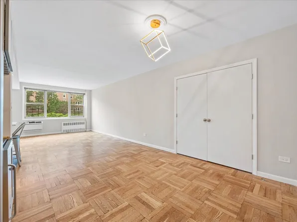 629 Kappock Street image 17 of 38