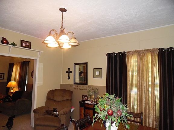4th image of 218 East Ave