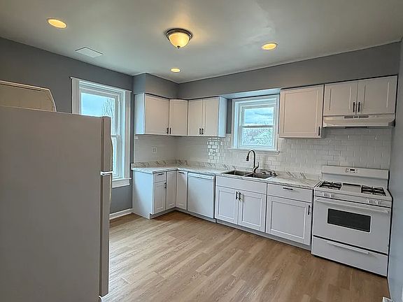 2nd image of 200 Pine St #2C