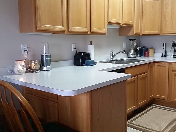 breakfast bar/cabinets under