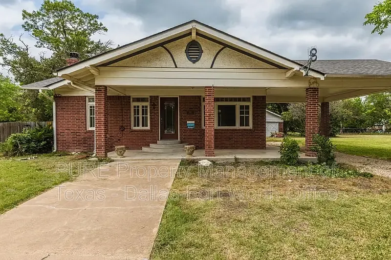 3 bed, 1.0 bath, 1642 sqft, $1,800 — Photo 1