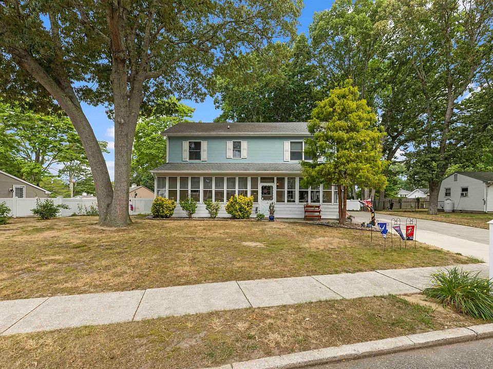 1st image of 9 Carlton Dr N