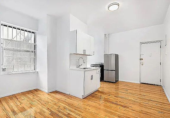 3rd image of 122 Norfolk St #38