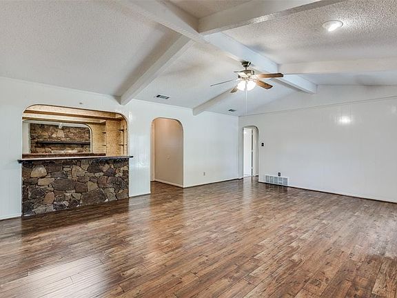 3rd image of 435 Cambridge Dr