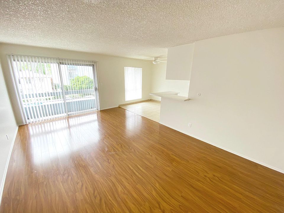 1st image of 4424 Woodman Ave #302
