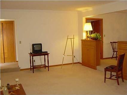 4th image of 611 E Blue Ridge Dr