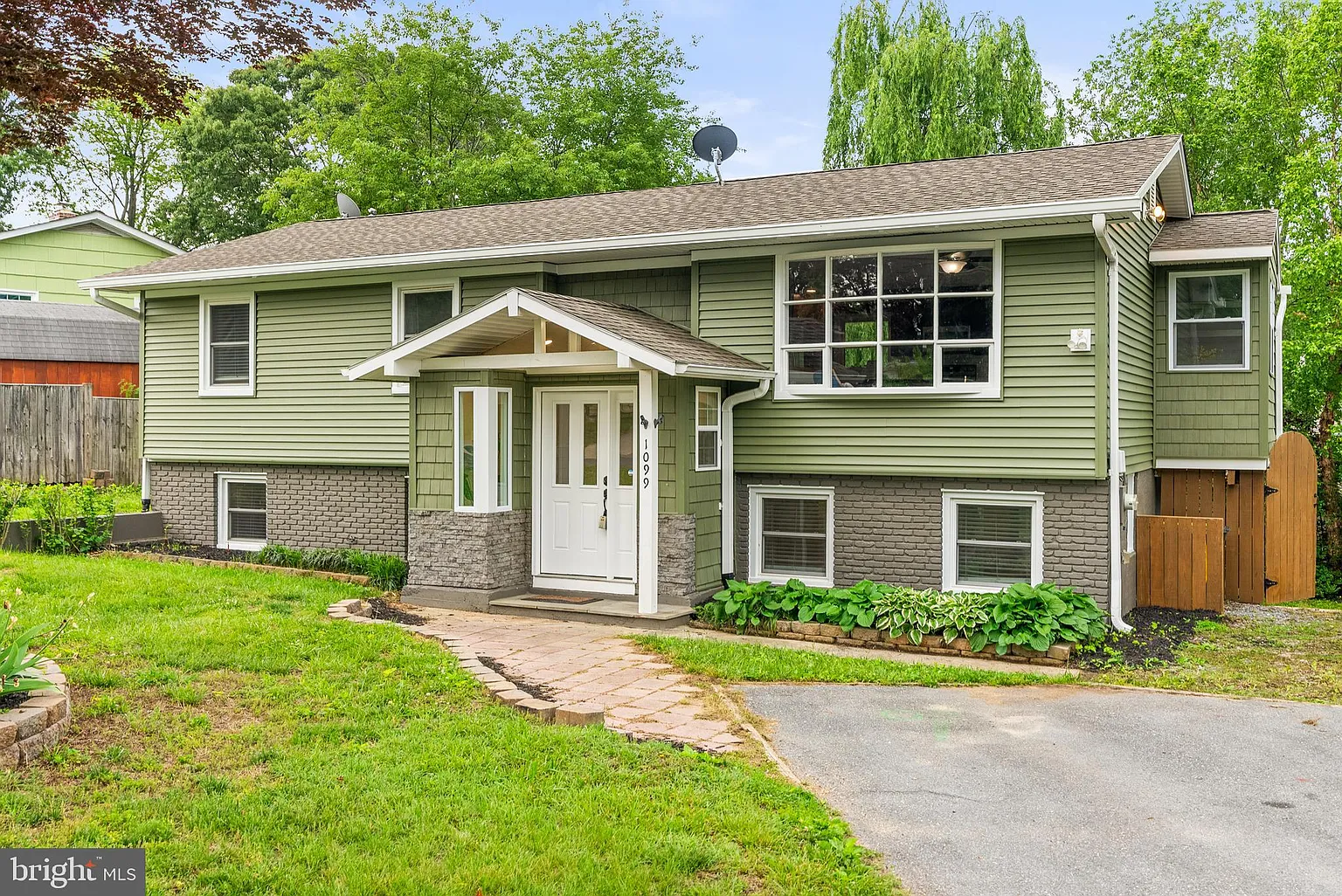1099 Skyway Dr photo 1