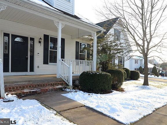 4th image of 136 Edward Dr