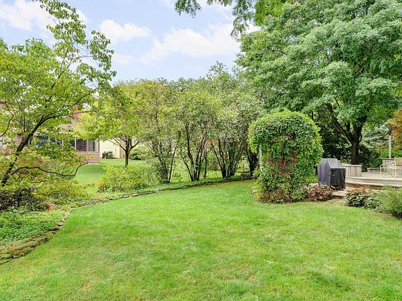 3rd image of 6475 Meadowbrook Cir