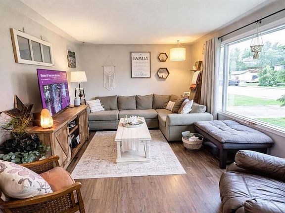3rd image of 25 SW Centennial Cres