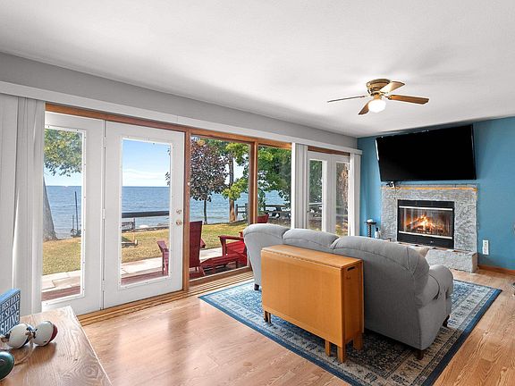 3rd image of 2767 Bay Rd
