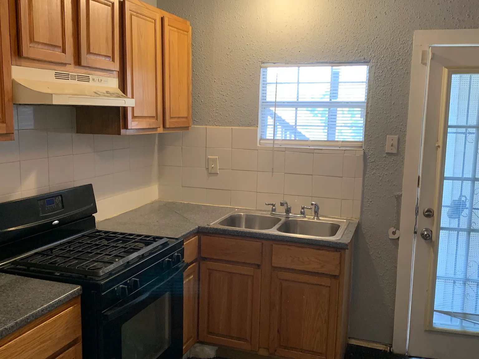 1524 W Woodlawn Ave — Photo 2