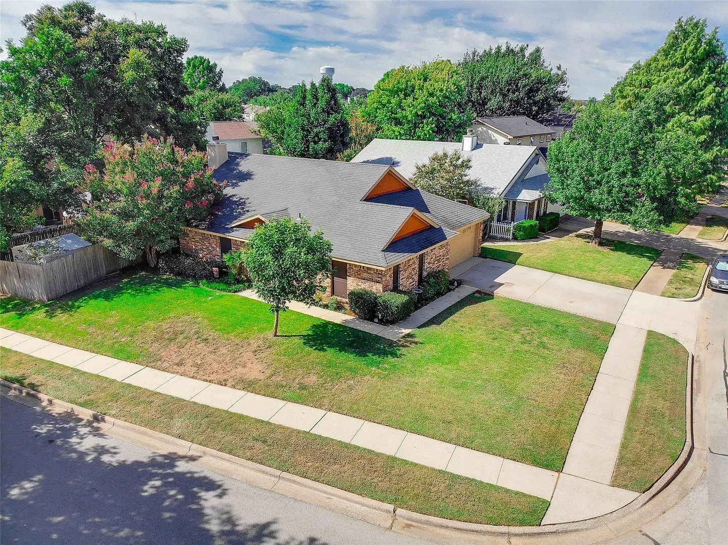 Grapevine Corner Lot Home — Photo 3