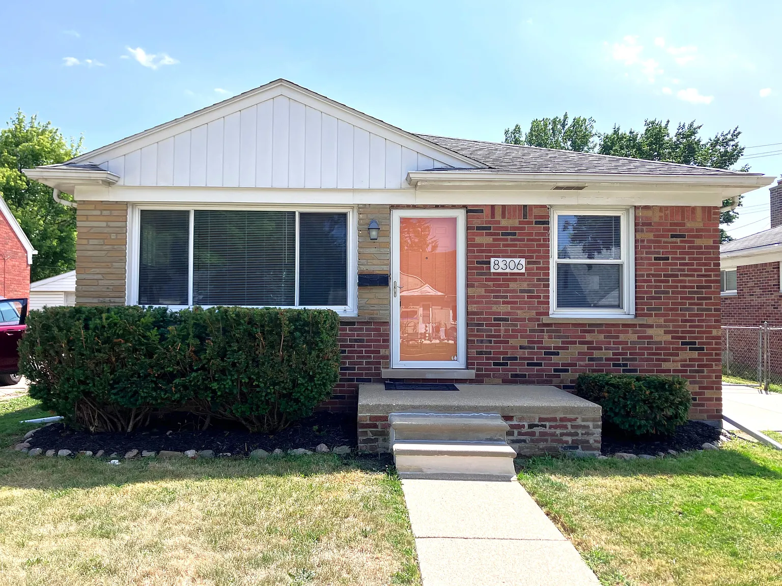 3 bed, 1.5 bath, 1034 sqft, $1,700 — Photo 2