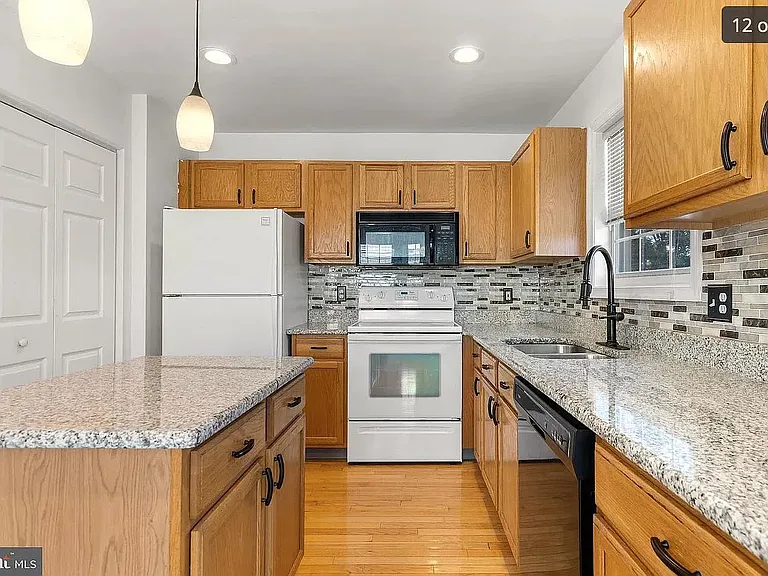 124 Versailles Ct — Photo 19