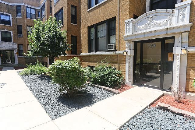 1st image of 725 W Barry Ave APT 1B