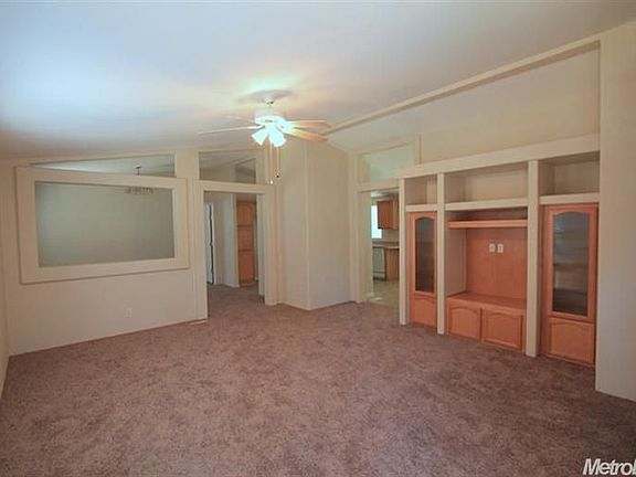 2nd image of 470 Pecan St
