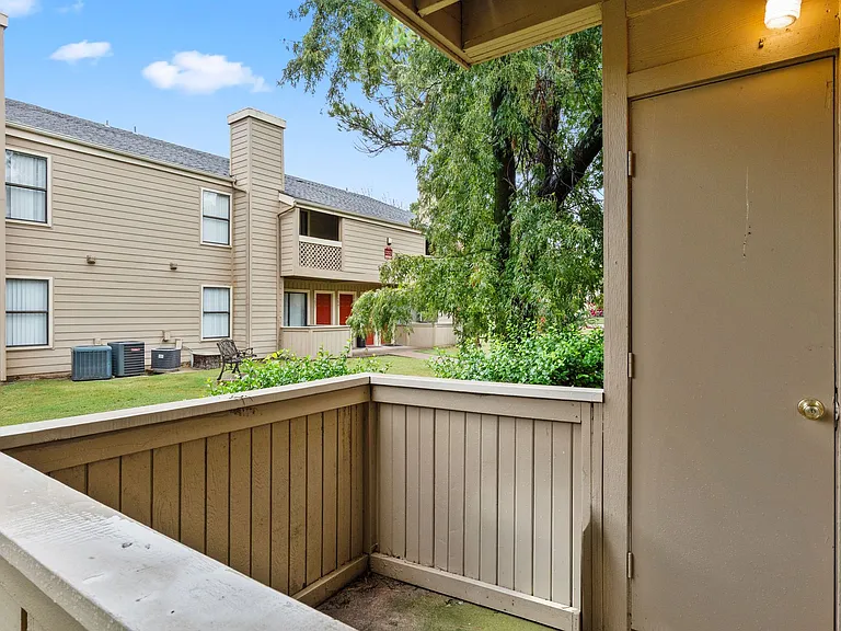 Alexis Park Apartments — Photo 21