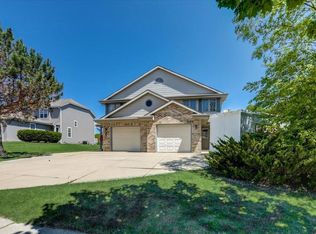 1253 Hillwood Blvd, Pewaukee, WI 53072