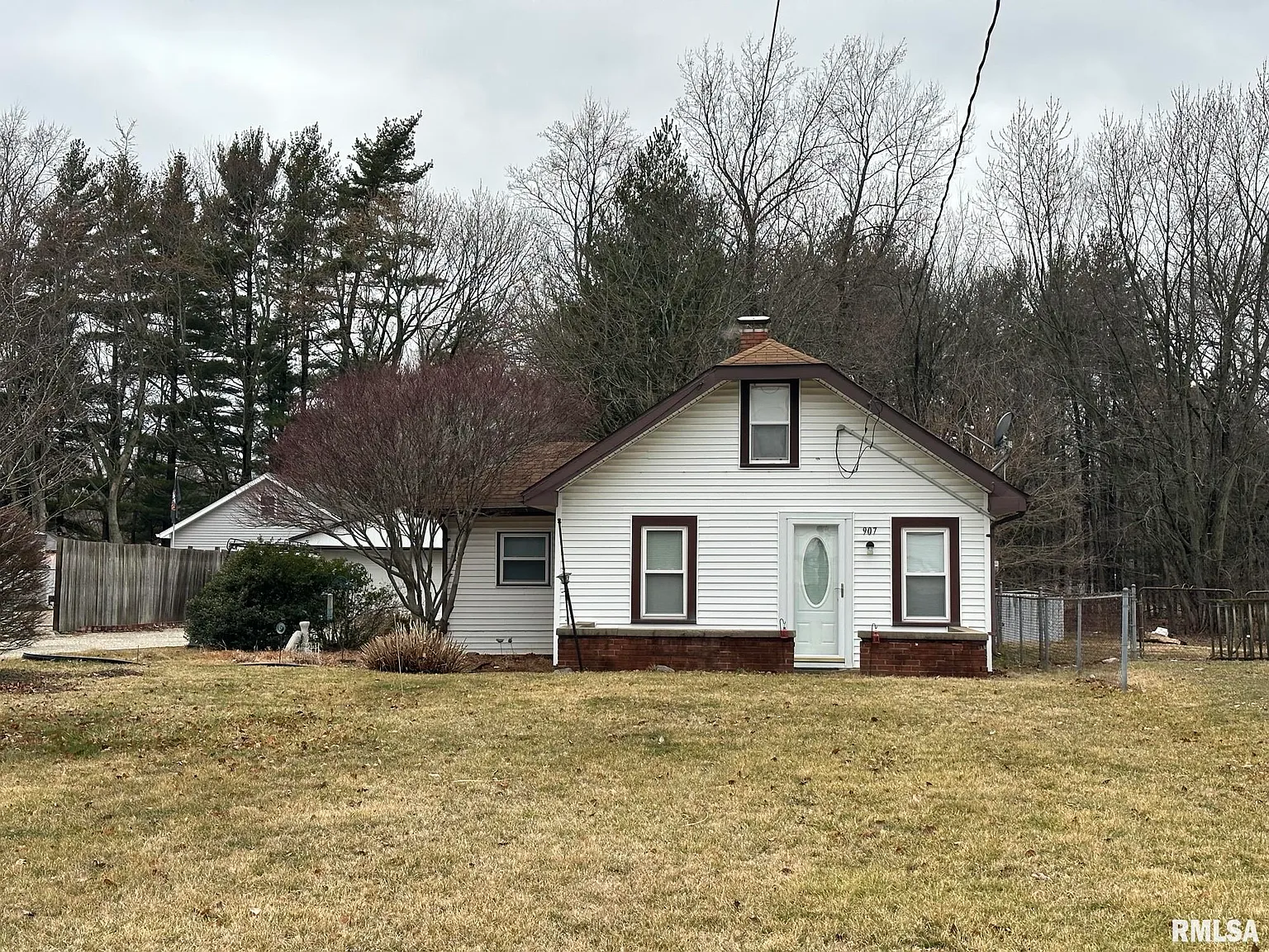 907 Pekin Ave photo 1