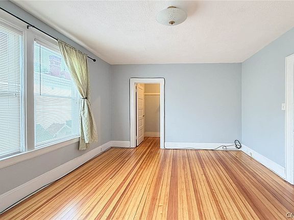 4th image of 7 Genesee Ct