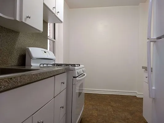 Rented by Harari Realty Corp | media 2