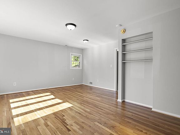 5th image of 909 1st St