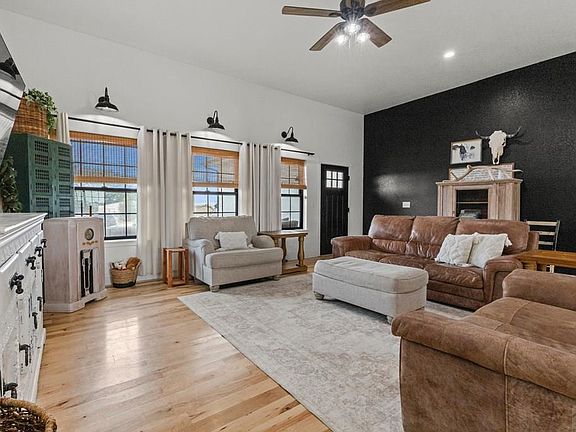 3rd image of 701 W Questa Dr