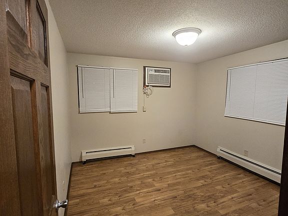 5th image of 915 23rd Ave NE