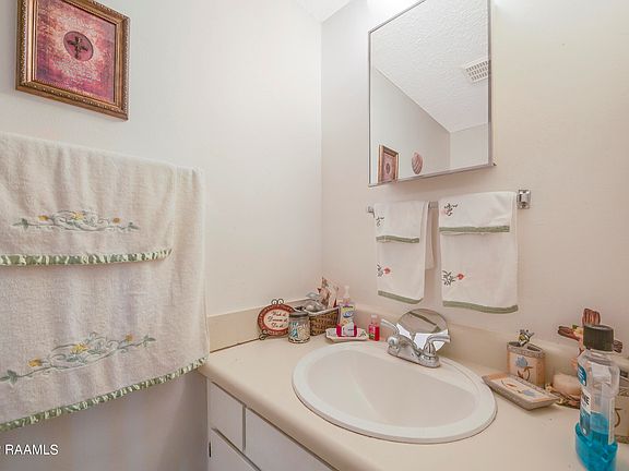 3rd image of 38 Phlox Dr