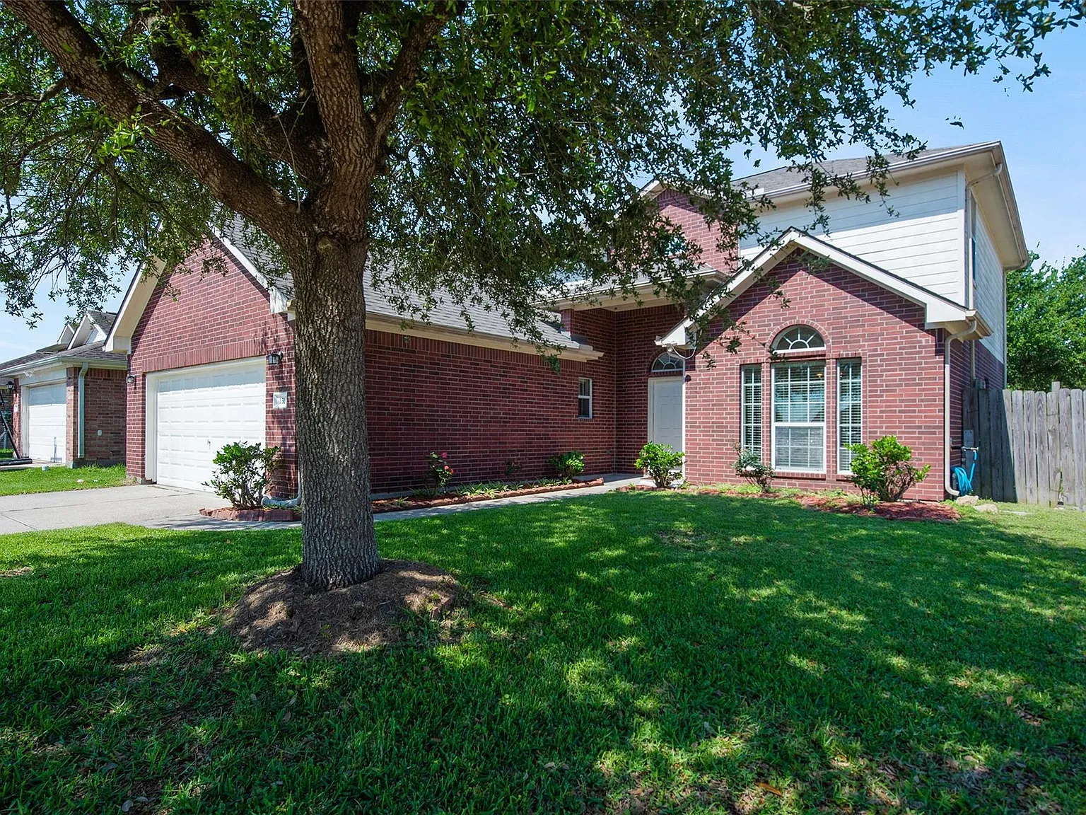 4 bed, 2.5 bath, 2416 sqft, $2,500 — Photo 2
