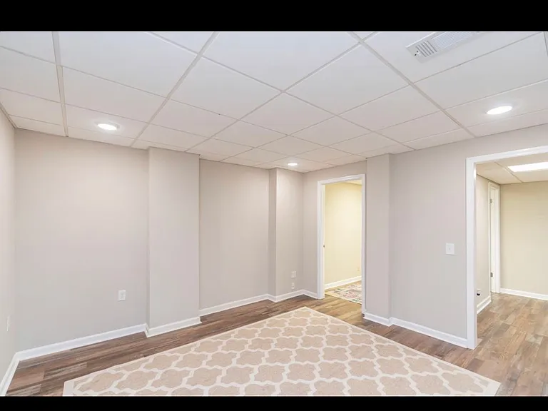 911 Crest Dr — Photo 29