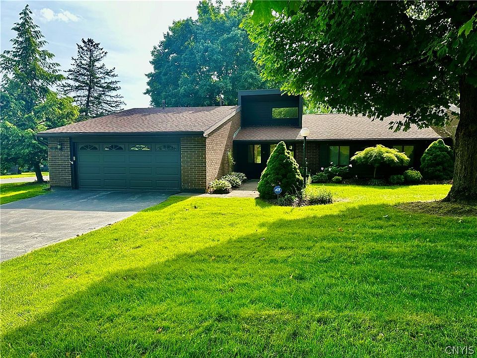 1st image of 812 Fairway Cir