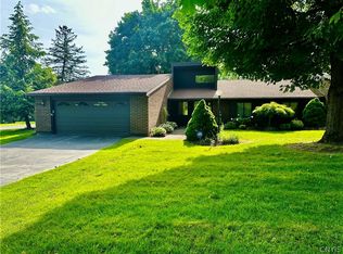 812 Fairway Cir, Baldwinsville, NY 13027
