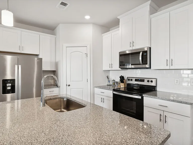 738 Prairie View Dr — Photo 6
