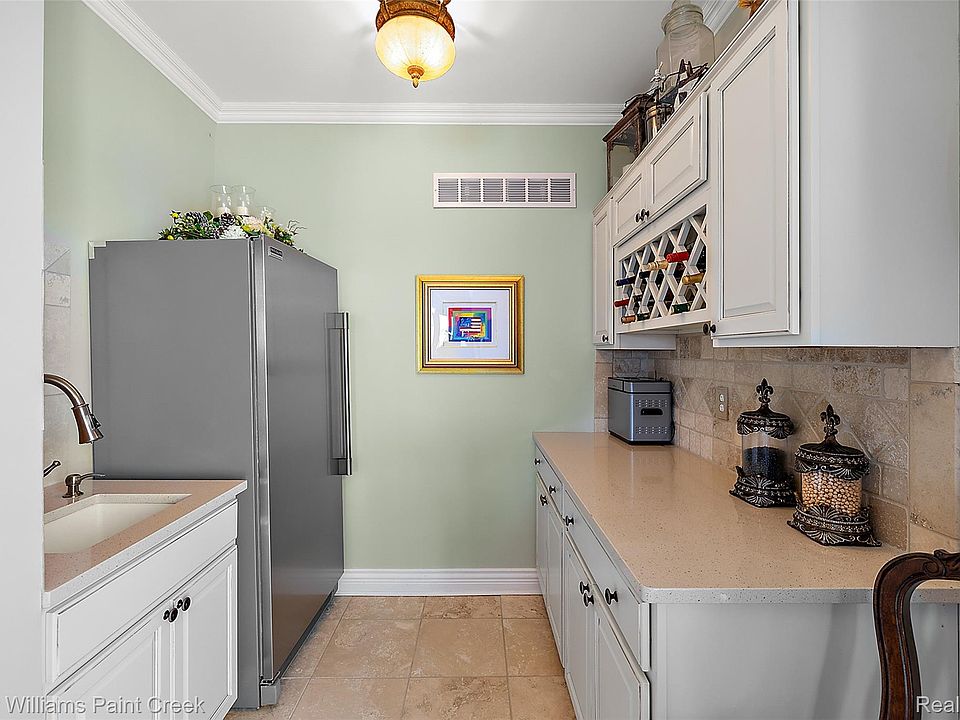 328 S Broadway St, photo 18
