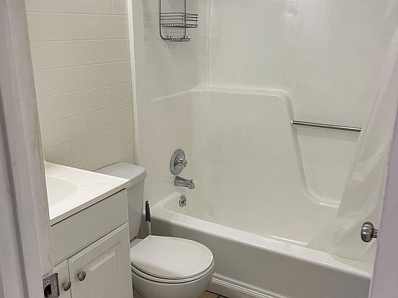 Bathroom with shower/tub