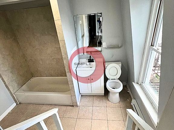 4th image of 914 Franklin St #3F