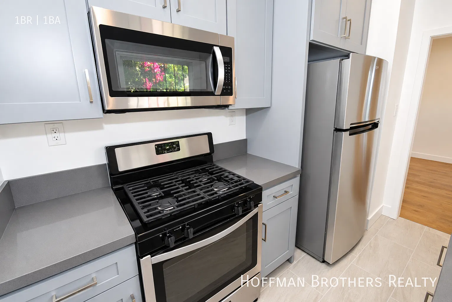 Charming 1 Bedroom Hollywood Residence! A/C! On-Site Laundry! — Photo 2