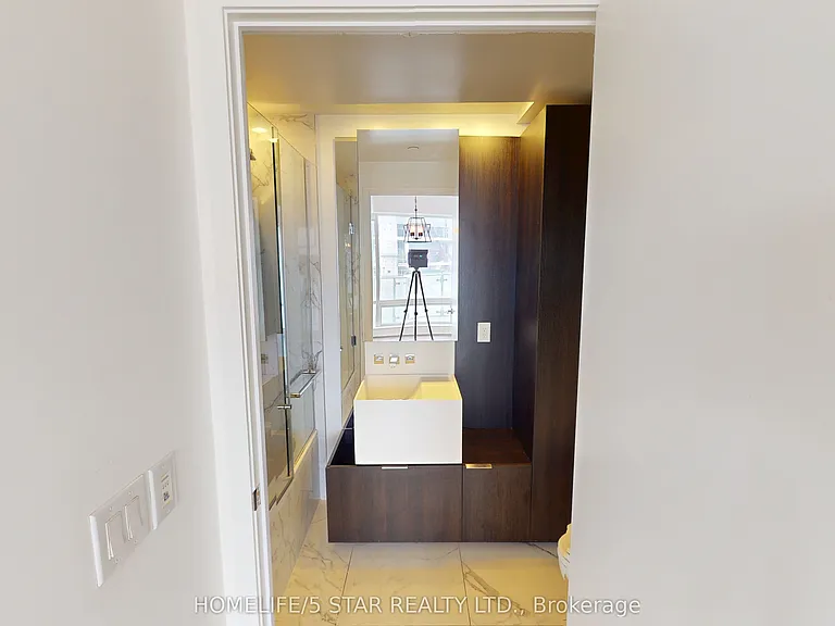 1 Bloor St E #4407 — Photo 17