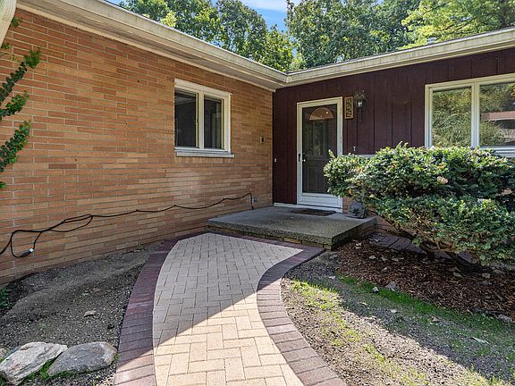 3rd image of 442 Huntington Pl