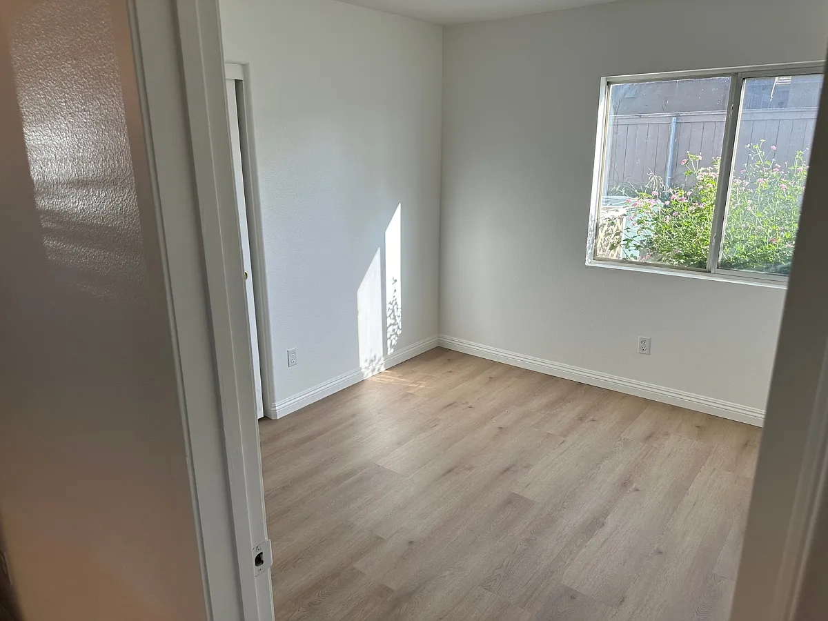 6 bed, 1888 sqft, $900 — Photo 2