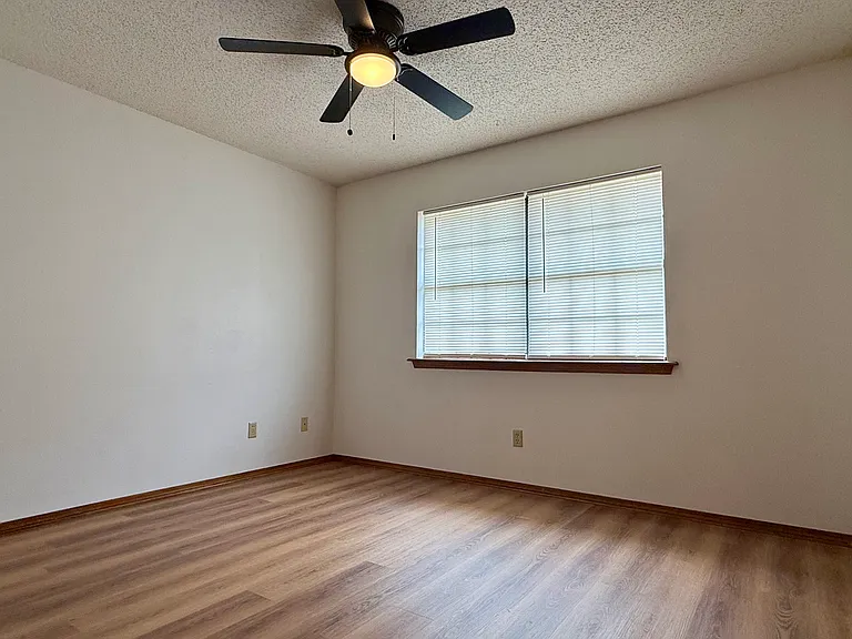 531 N Meredith Ave — Photo 10