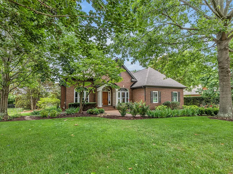 729 Harrow Ln — Photo 3