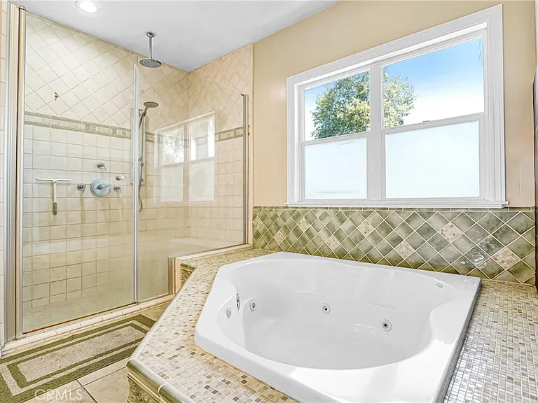 22450 Collins St — Photo 48