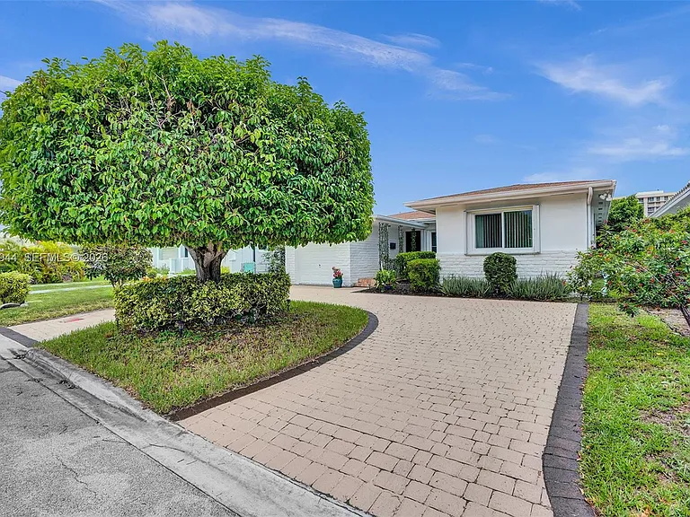 8851 Byron Ave — Photo 4