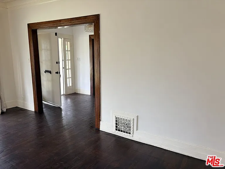 2142 S Victoria Ave — Photo 5